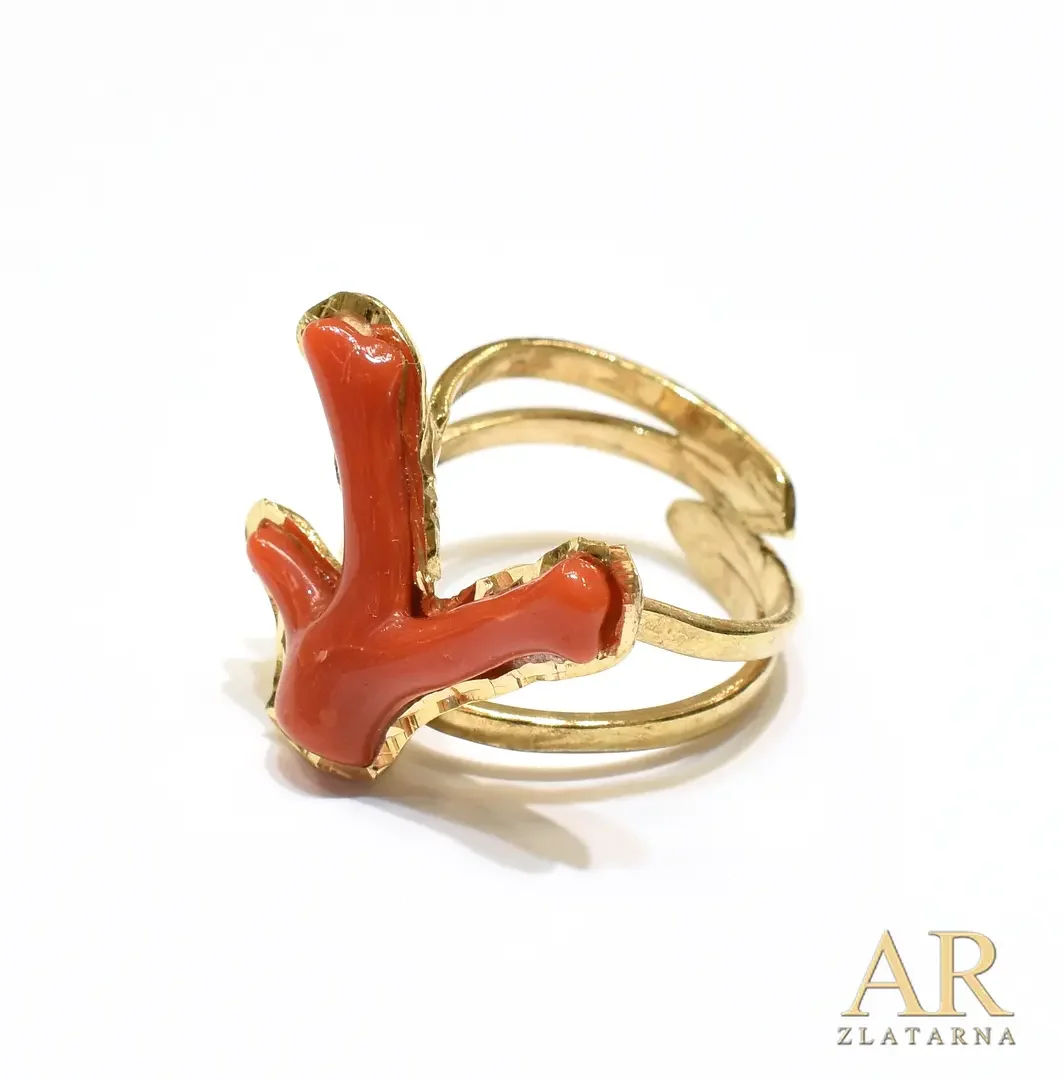 Srebrni pozlaćeni prsten s V  koraljem