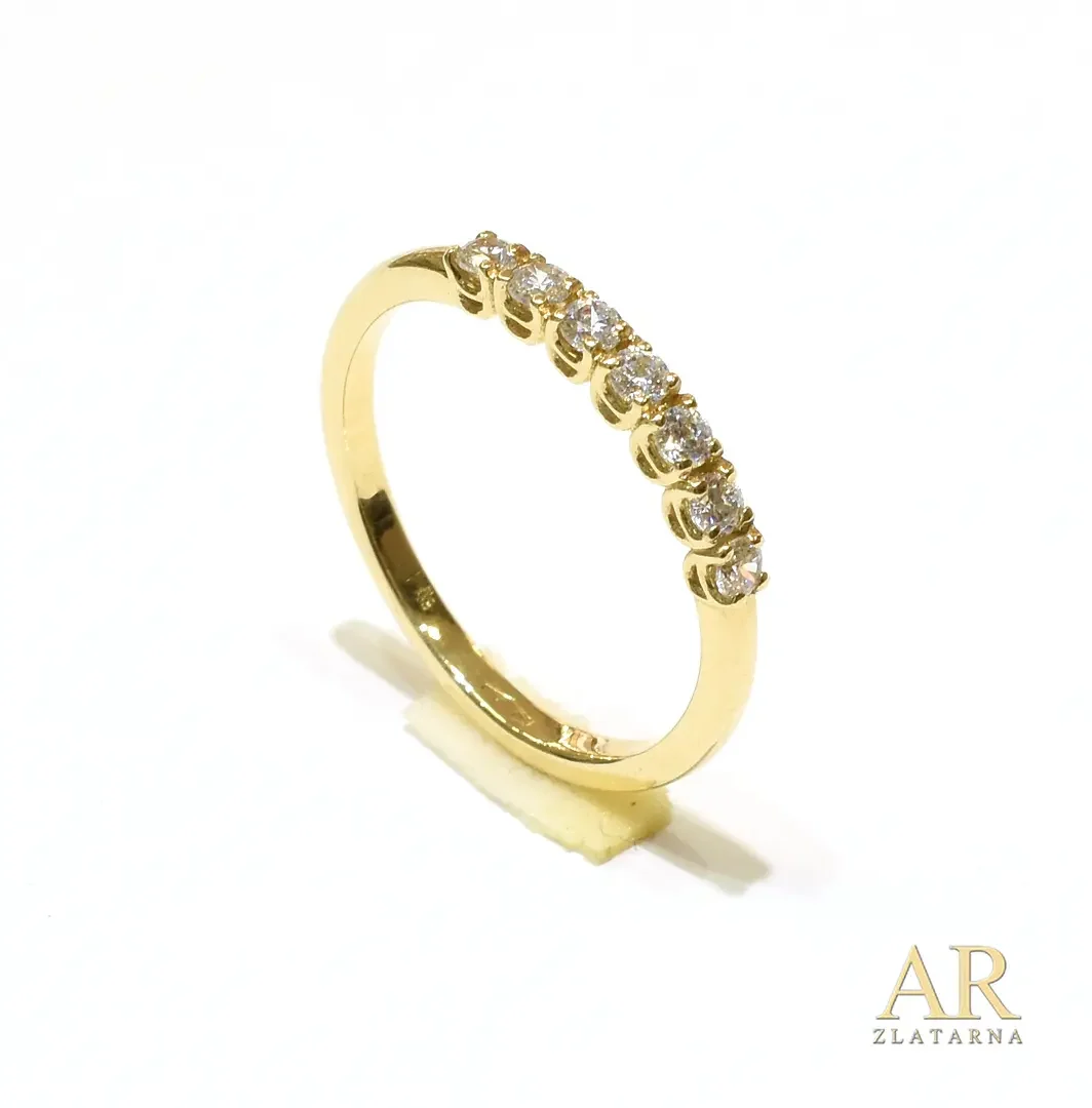 Zlatni prsten s cirkonima po obodu Model 1
