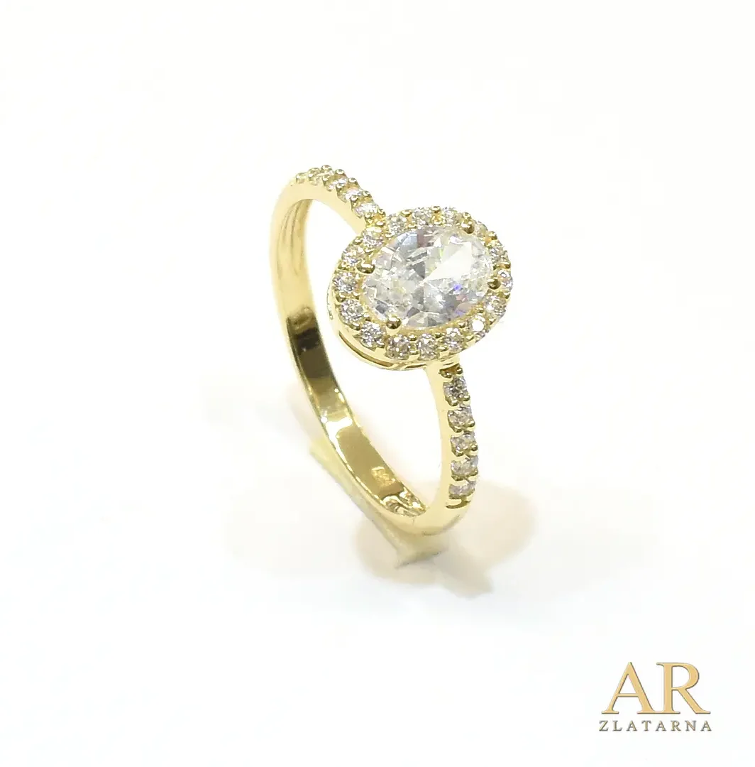Zlatni zaručnički prsten sa  cirkonima po obodu i na eliptičnoj kruni