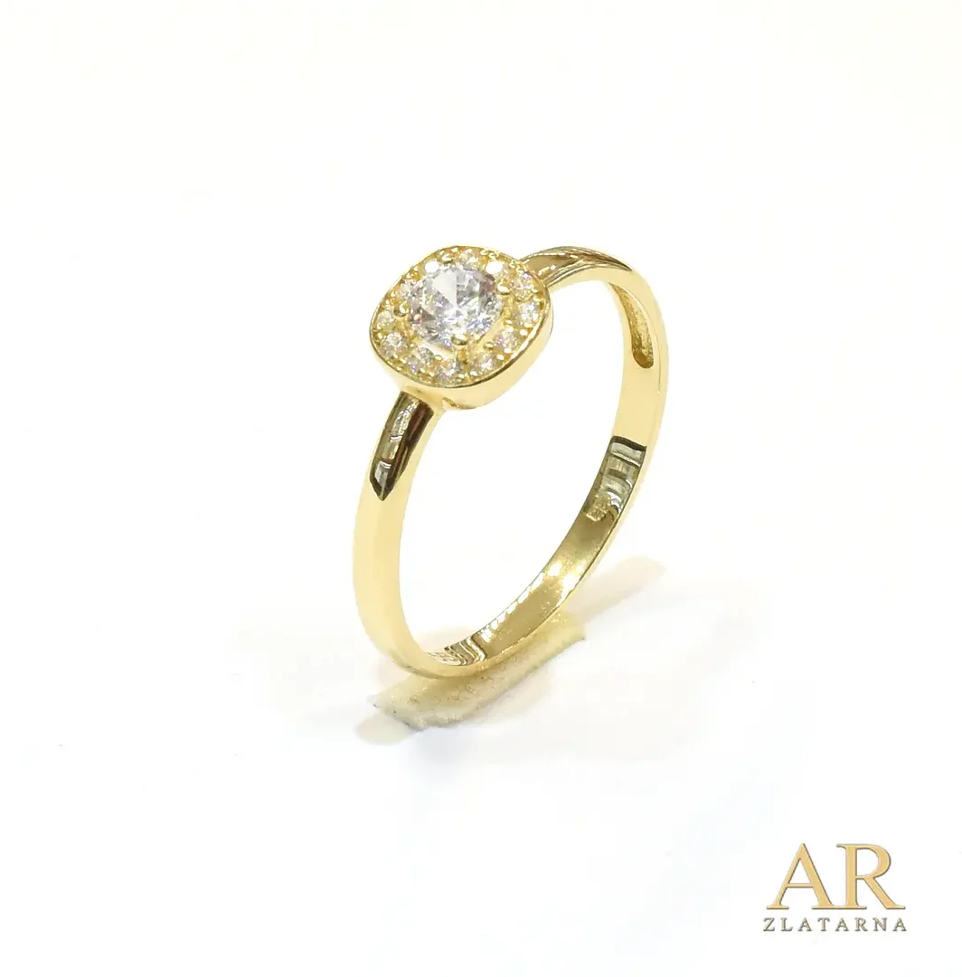 Zlatni zaručnički prsten sa  cirkonima na zaobljenoj kvadratnoj kruni Model 1