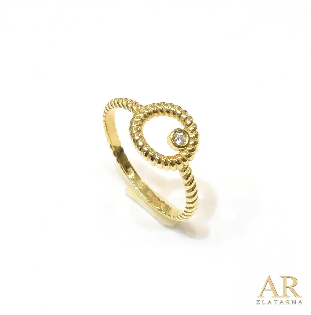 Zlatni prsten rebrasto  pletivo s cirkonom u krugu 