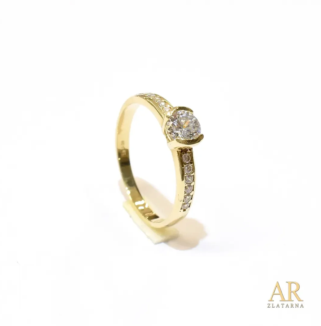 Zlatni zaručnički prsten s  jednim većim i više manjih cirkona 