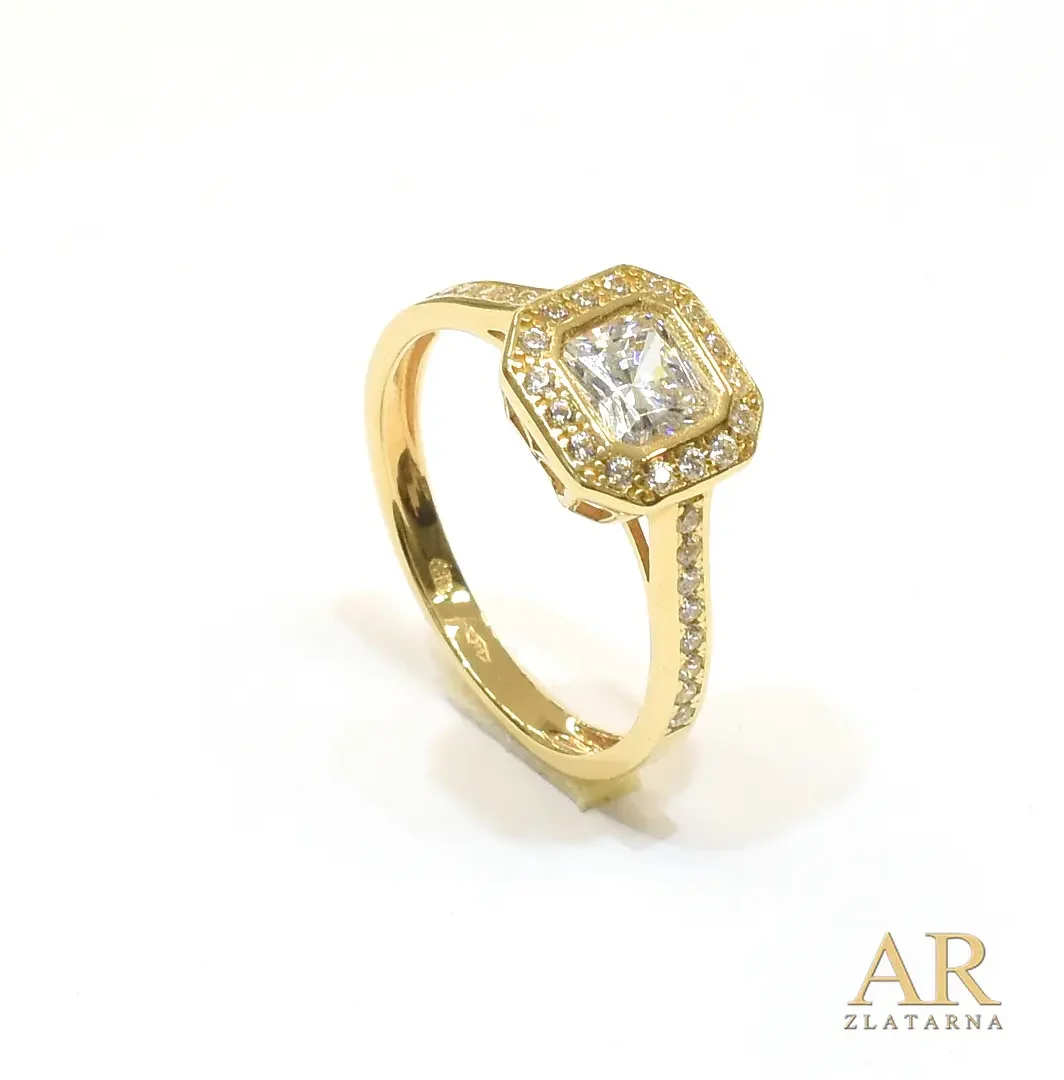 Zlatni  zaručnički prsten sa cirkonima po obodu i na oktogon kruni