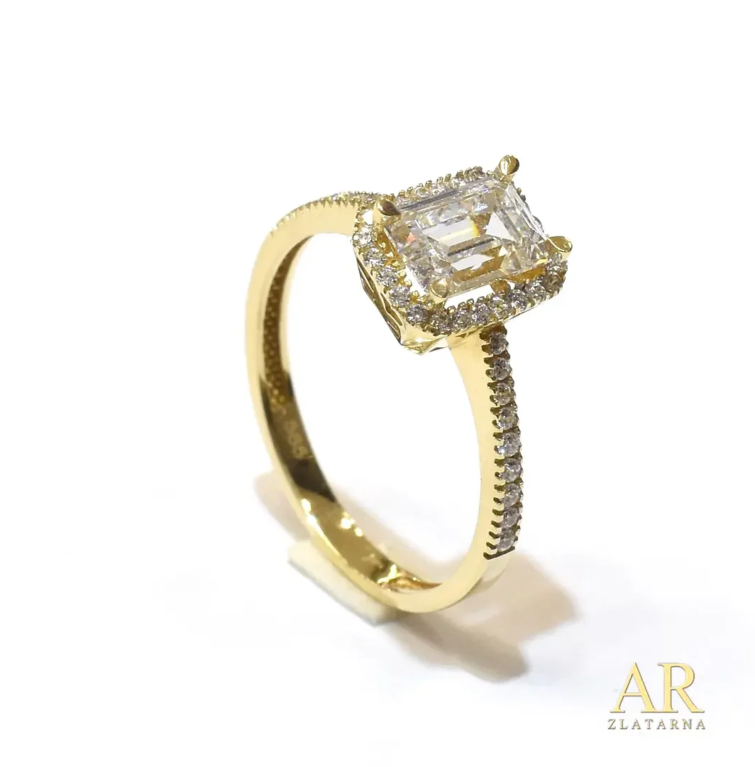 Zlatni zaručnički prsten sa  cirkonima po obodu i u velikoj kruni