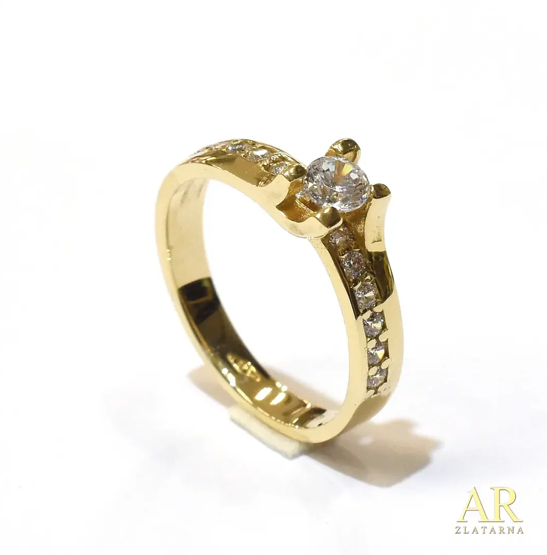 Zlatni zaručnički prsten sa  cirkonima po obodu i u uvijenoj kruni