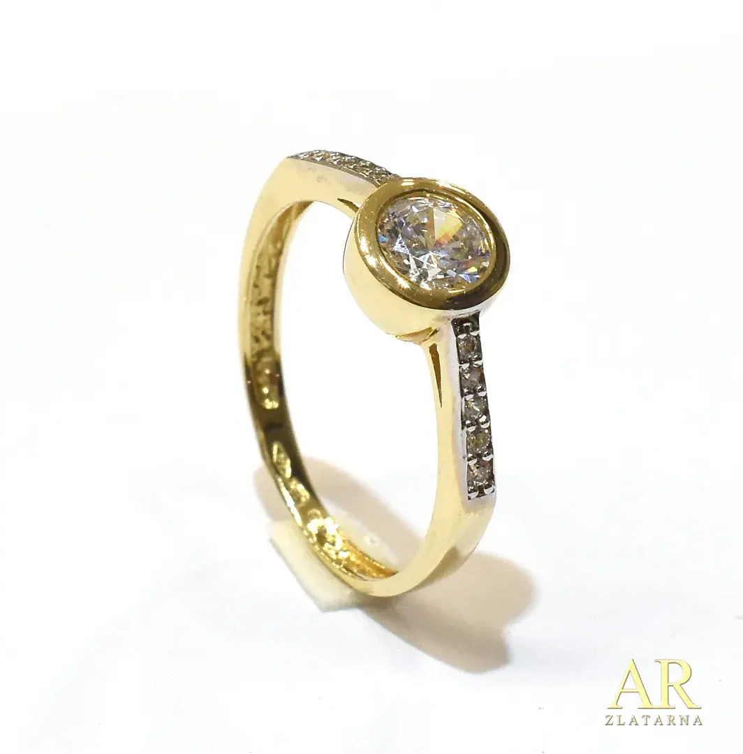 Zlatni zaručnički prsten sa  cirkonima po obodu i u okrugloj kruni Model 1