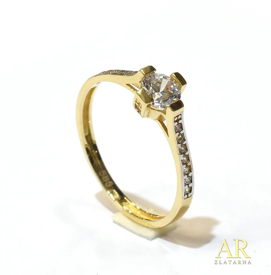 Zlatni  zaručnički prsten sa cirkonima po obodu i u četverokrakoj kruni Model 1