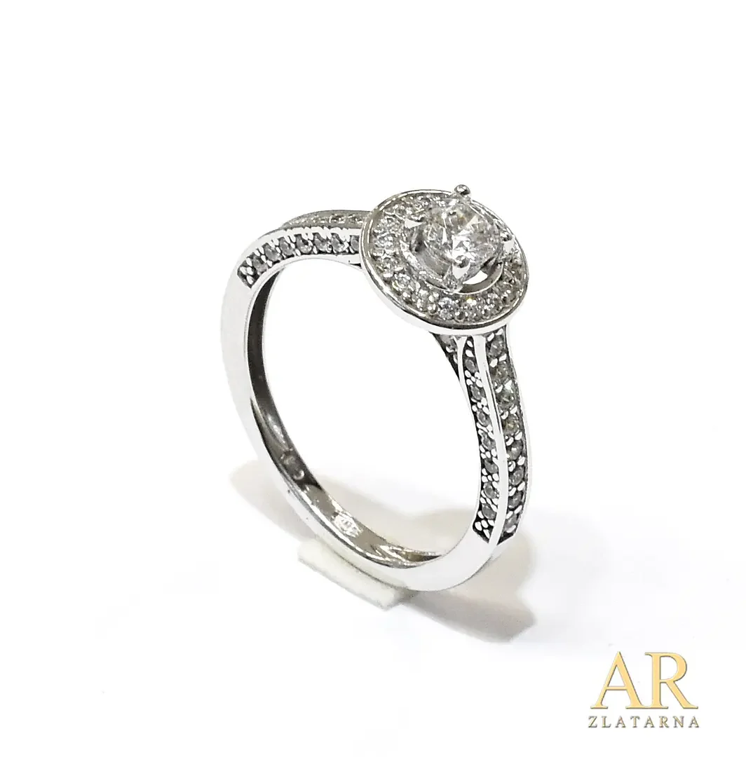Zlatni zaručnički prsten  bijelo zlato sa cirkonima po obodu i u okrugloj kruni Model 4