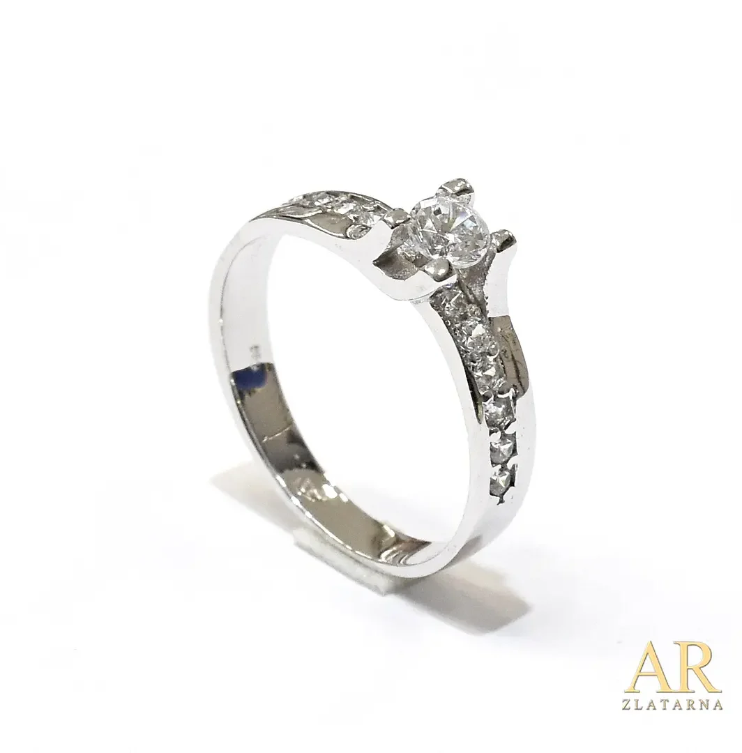 Zlatni zaručnički prsten  bijelo zlato sa cirkonima po obodu i u četverokrakoj kruni Model 2