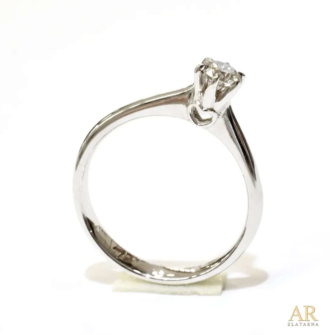 Zlatni zaručnički prsten Srce  bijelo zlato s 0.30ct dijamantom u kruni