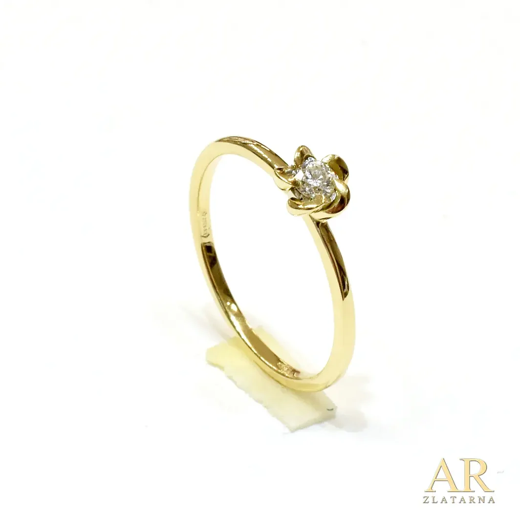 Zlatni zaručnički prsten s  0.11ct dijamantom u uvijenoj kruni