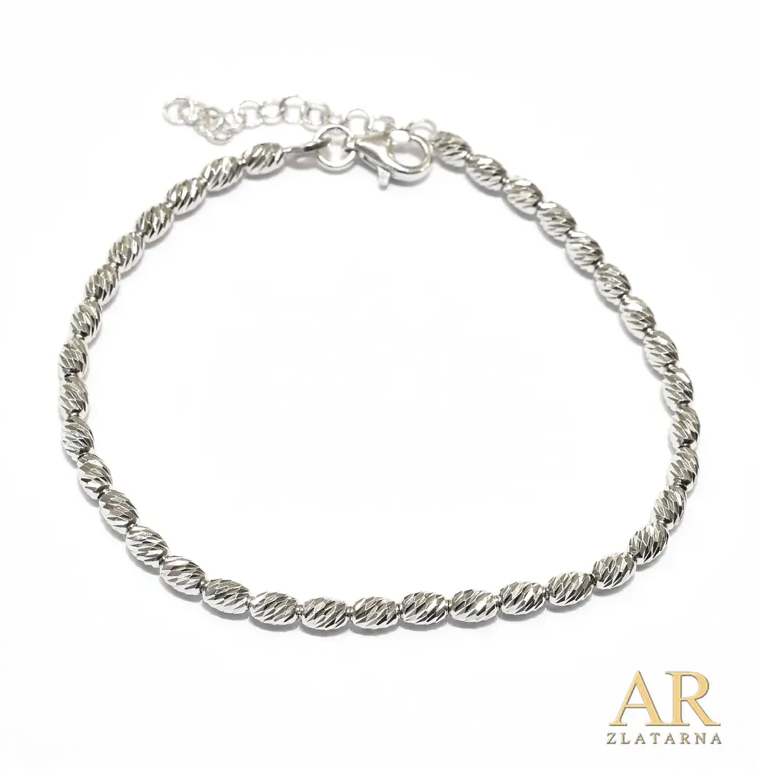 Srebrna narukvica ovalne dijamantirane kuglice