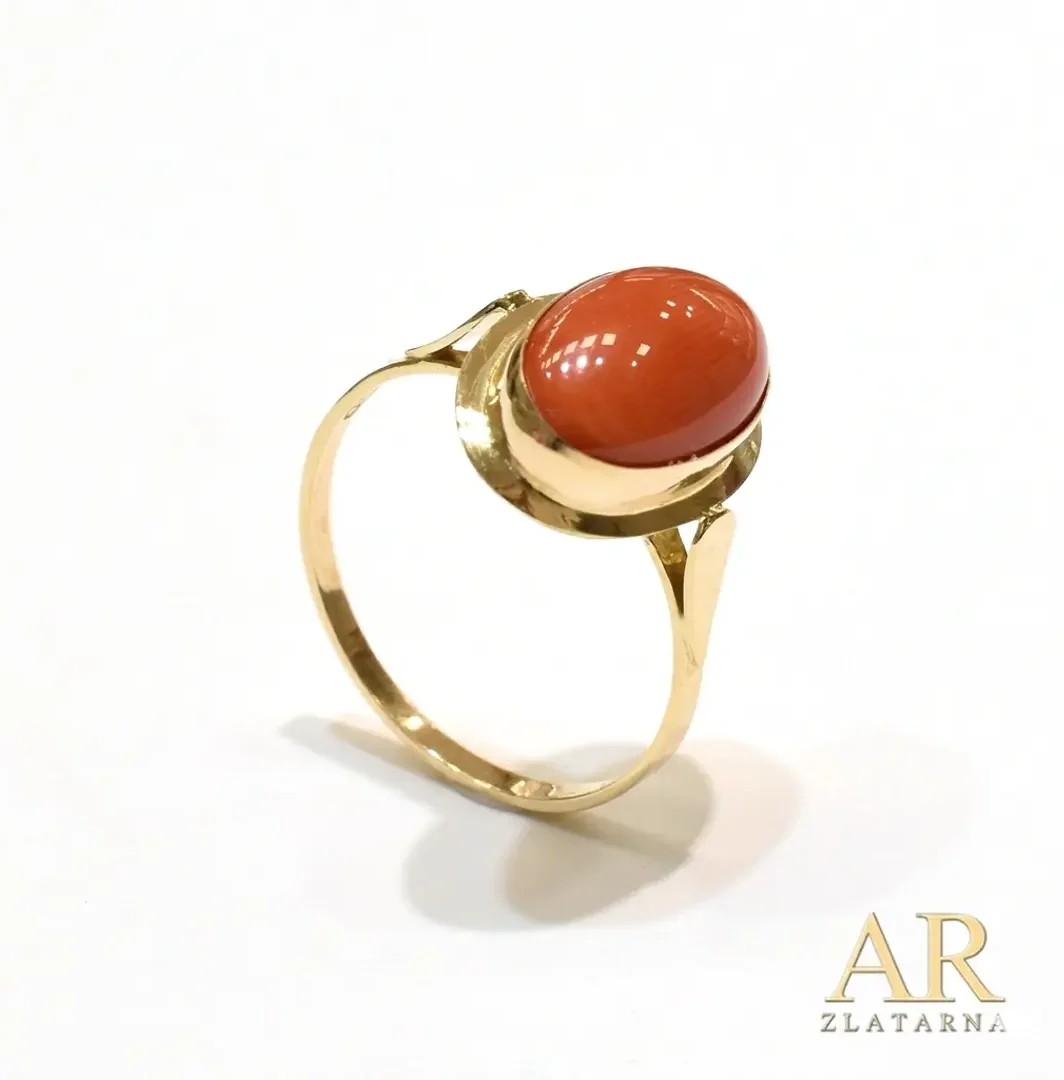 Zlatni prsten sa koraljem 13*9 mm